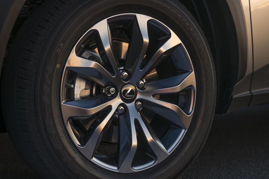 Колеса Lexus NX300 F-Sport 2017 года  (NA) (фото 21 из 41)